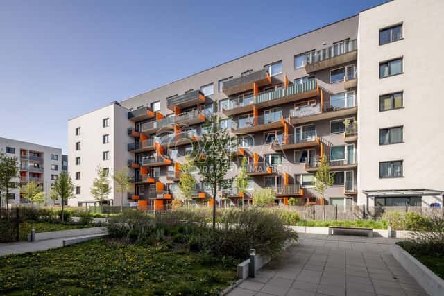Pronájem prostorného bytu 3+kk se dvěma balkony, garážovým stání a sklepem, Strnadových, Praha 9 – Vysočany