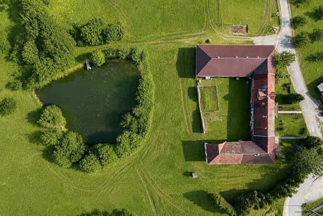 PRODEJ RODINNÉHO DOMU SE ČTYŘMI BYTY, RYBNÍKEM A SADEM, Dolní Dvořiště – Trojany, okres Český Krumlov