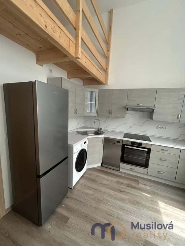 Pronájem bytu 1+kk 30 m2, Myslbekova, Teplice