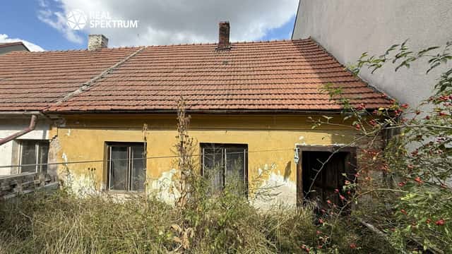Prodej rodinného domu Zakřany - menší RD k rekonstrukci / stavební místo (333 m), Zakřany, okres Brno-venkov