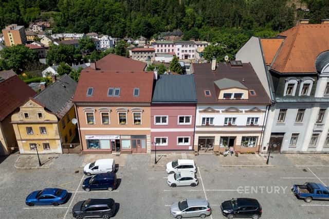 Prodej zrekonstruovaného rodinného domu o třech bytových jednotkách na náměstí města Úpice, náměstí T. G. Masaryka, Úpice, okres Trutnov