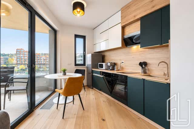 GLJ Partners Vám nabízí k pronájmu plně vybavený byt o dispozici 2+kk a celkové ploše 60 m2 s lodžií, Sokolova, Praha 8 – Karlín