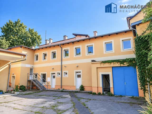 K pronájmu kancelářské / komerční prostory (278 m2) a sklad (315 m2) Duchcov, Husova 533/33., Husova, Duchcov, okres Teplice