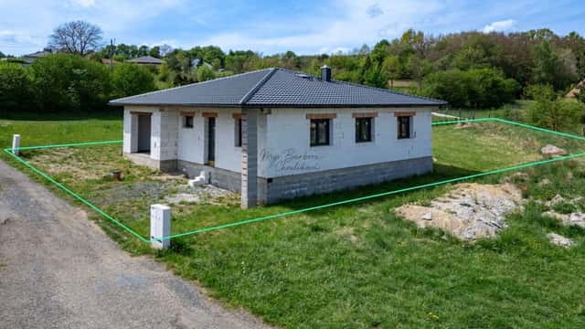 Moderní bungalov s garáží k dokončení pozemkem o výměře 818 m v obci Zdemyslice, okres Plzeň-jih, Zdemyslice, okres Plzeň-jih