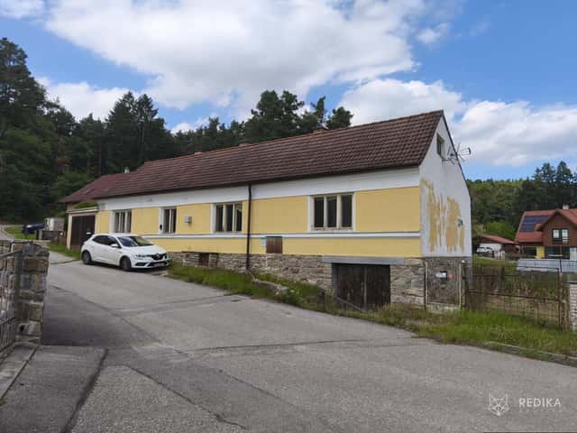 RD, 2 bytové jednotky, sklepy, garáž a samostatná stavební parcela 1279 m2, Srnín, Český Krumlov, Srnín, okres Český Krumlov