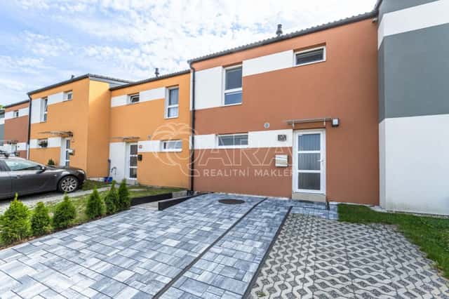 Řadový rodinný dům v Hostouni, U Tvrze, Hostouň, okres Kladno