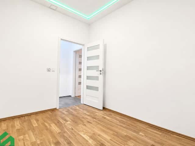 Pronájem pokoje 21 m² v prostorném bytě 4+kk se zahradou, Plzeňská, Praha 5 – Smíchov