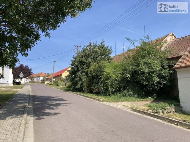 Pozemek 3.024 m v obci Medlice s venkovskou usedlostí k demolici zadní přístup, 16 km od Dukovan, Medlice, okres Znojmo