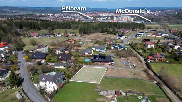 Stavební pozemek s přípojkou elektřiny, kanalizace a vody /možnost okamžité stavby / Příbram-Žežice, Příbram – Žežice