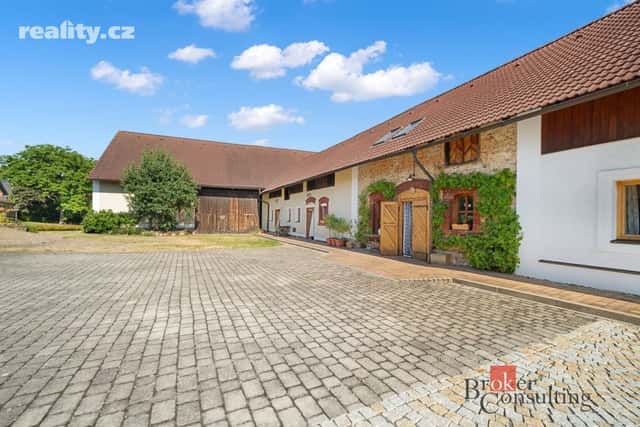 Prodej dům 450 m², pozemek 3.336 m², Lhotka, okres Beroun