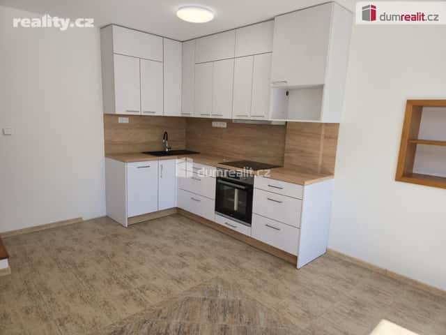 Pronájem byt 3+kk, 74 m², cihla, osobní, Straky, okres Nymburk