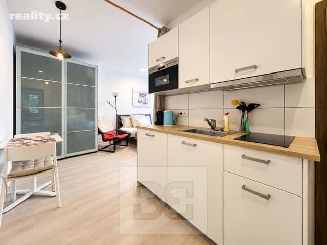 Pronájem byt 1+kk, 28 m², cihla, osobní, Moskevská, Praha 10 – Vršovice