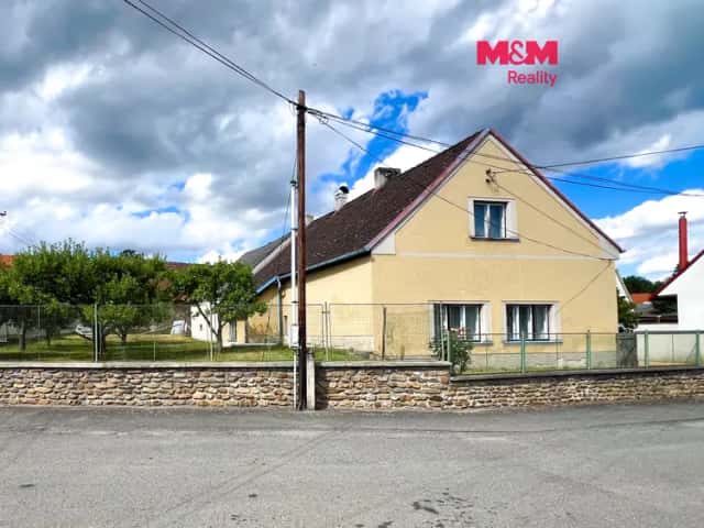 Rodinný dům s pozemkem 1 534 m2 a hospodářským zázemím, Nezamyslice, okres Klatovy