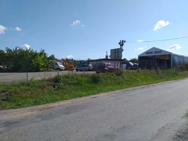 prodej nebo pronájem oploceného areálu s možností bydlení, Hostěradice, okres Znojmo