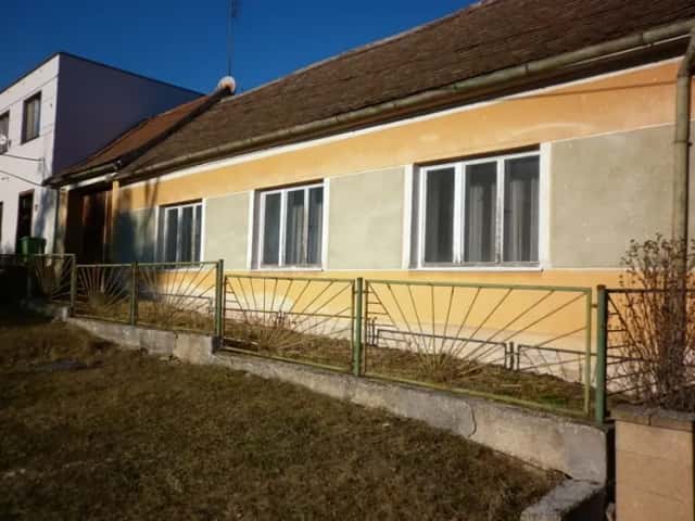 prodej cihlového RD s uzavřeným dvorem, Hluboké Mašůvky, okres Znojmo