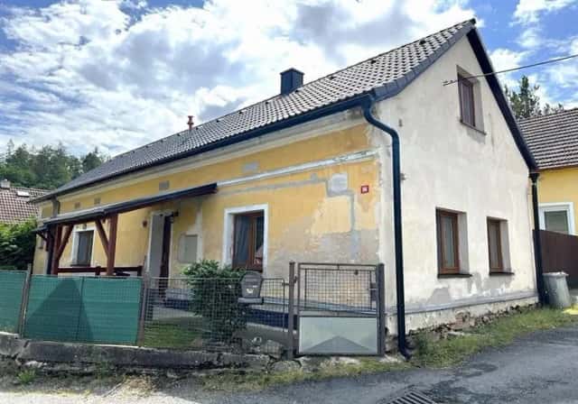RD s vedlejší stavbou a pozemky 249 m2 v obci Osvračín., Osvračín, okres Domažlice