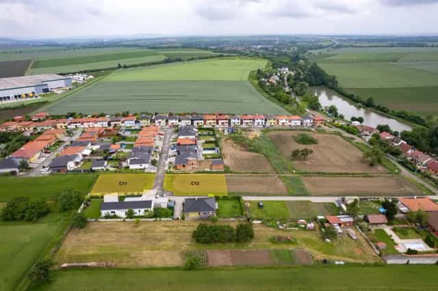 Syrovice - prodej pozemku 693 m2, sítě na hranici pozemku., Syrovice, okres Brno-venkov