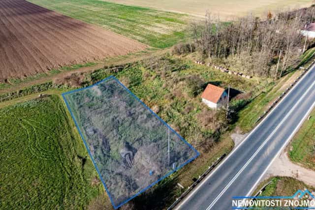 Pozemek/vinný sklep/ubytování, investiční charakter, k.ú. Vrbovec, u hlavního tahu Znojmo-Hatě, Vrbovec, okres Znojmo