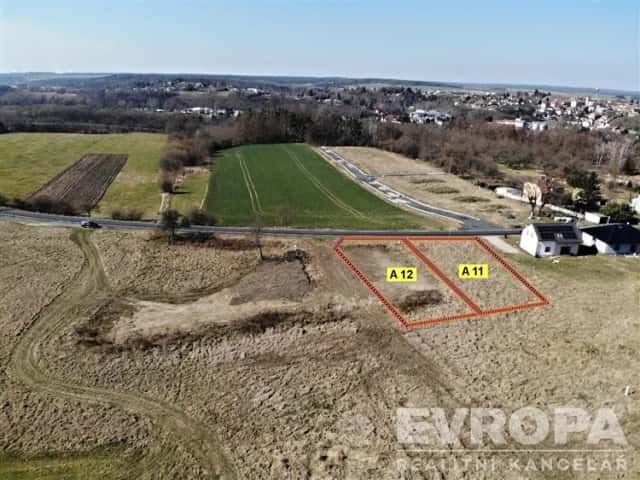 Prodej 2 stavebních parcel v obci Vinařice o celkové výměře 1 364 m2, Týnec nad Labem, okres Kolín