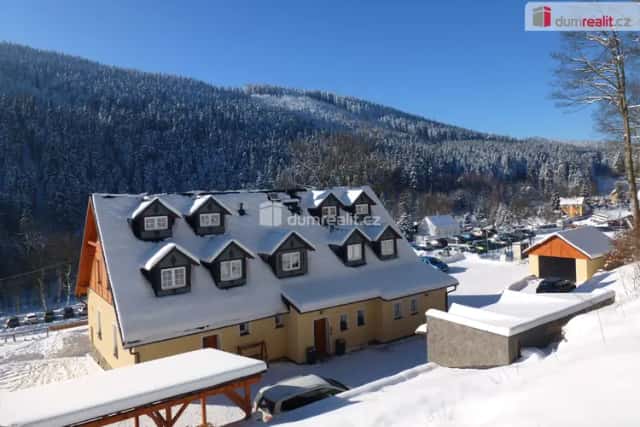 Prodej rekreačního areálu Horská zahrada ve Pstruží, přímo u lanovky skiareálu Plešivec, Merklín, okres Karlovy Vary