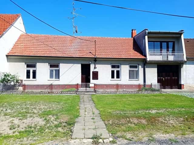 Řadový rodinný dům s garáží, vinným sklepem a rozlehlou zahradou v obci Dobré Pole., Dobré Pole, okres Břeclav