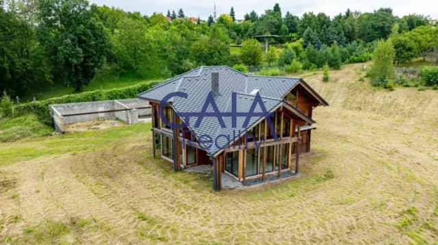 Masivní modřínový srub a velkorysý pozemek, Strážovice, okres Hodonín