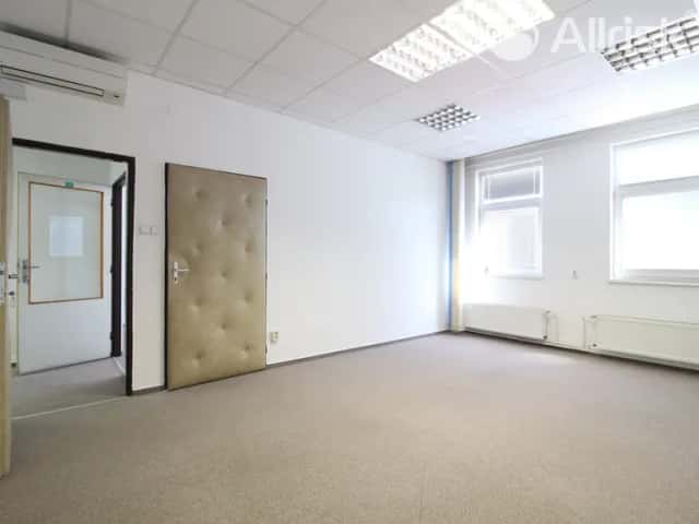 PRONÁJEM KANCELÁŘÍ 144 m2 SE SKLADEM/DÍLNOU 29 m2 A PARKOVÁNÍM 70 m2, Brno, okres Brno-město