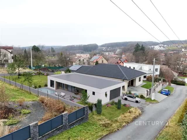 Moderní úsporná dřevostavba 4+kk s dvoj-garáží, pozemek 1003 m2, Březnice, okres Zlín