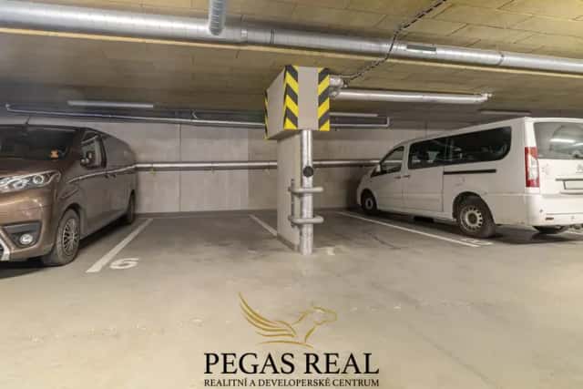 Pronájem garážového stání 15 m2, Brno / ul. Nad Přehradou /, Brno, okres Brno-město