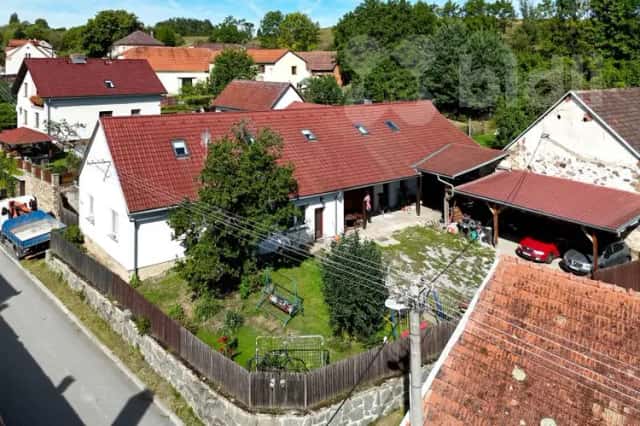 Prostorný dvougenerační dům s možností podnikání - Kraselov u Strakonic, Kraselov, okres Strakonice