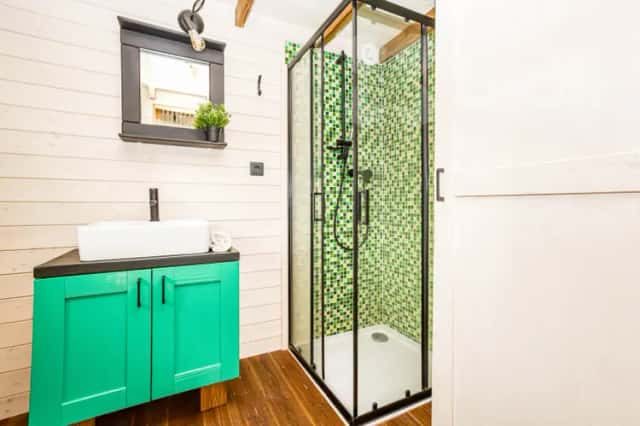 Prodej tiny house 20 m² - plně vybavený, 2× loft na spaní, koupelna se sprchou, Přelouč, okres Pardubice