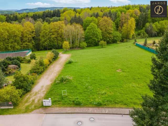 Stavební pozemek 2.088 m2 Unhošť - Nouzov, elektřina, plyn, voda, kanalizace, komunikace, chodník, veřejné osvětlení, Unhošť, okres Kladno