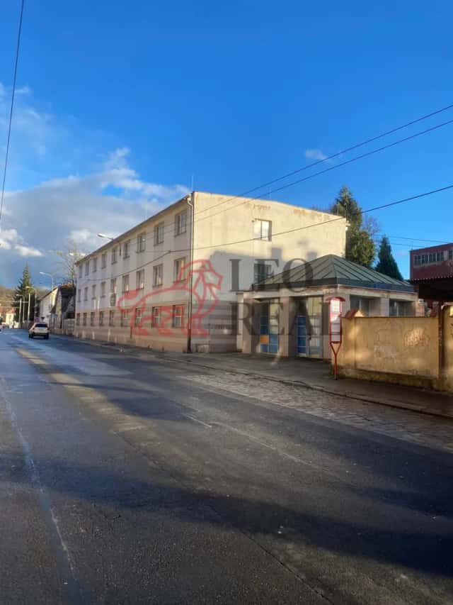 Prodej administrativní budovy cca 1250 m2 + 20 parkovacích míst, Ústí nad Labem