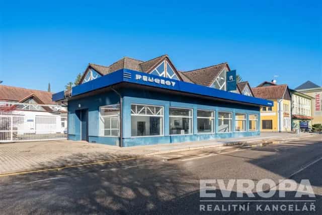 Prodej multifunkčního areálu o rozloze 1 968 m2 na hlavní ulici ve Vrchlabí – showroom,,Peugeot", kanceláře, servis a 4 byty - celkem 9 jednotek, Pražská, Vrchlabí, okres Trutnov