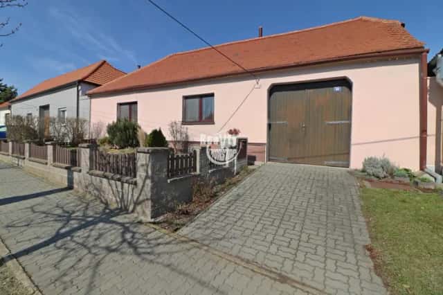 Rodinný dům s uzavřeným dvorem a prostornou zahradou, Chvalovice u Znojma, Chvalovice, okres Znojmo