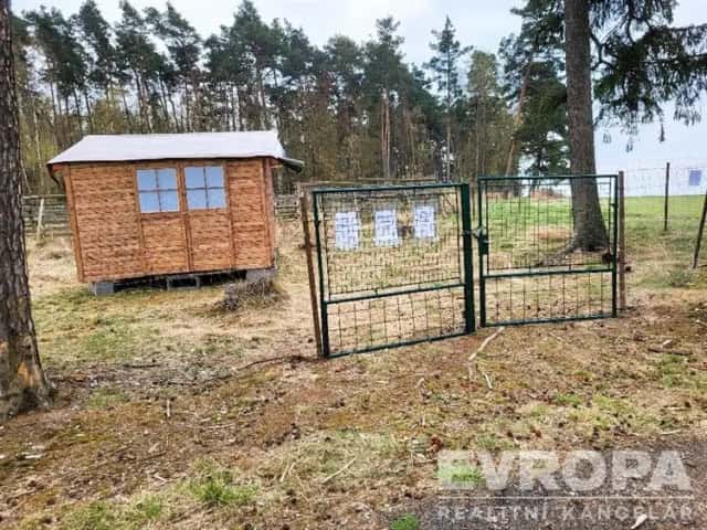 Lesní pozemek s dřevěným přístřeškem, oploceno, Břežany, okres Rakovník