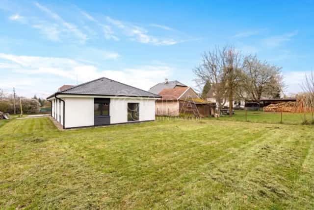 Prodej rodinného domu o velikosti 120 m2, pozemek 846 m2, v těsné bízkosti u vodní nádrže Orlík, Kozárovice, okres Příbram