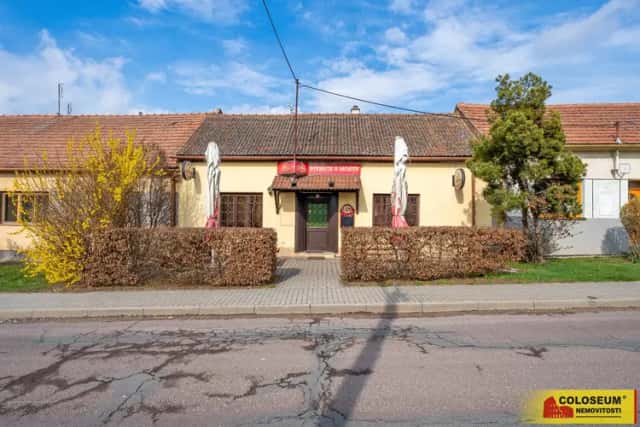 Šanov u Znojma, k bydlení i k podnikání, restaurace,dvorek - rodinný dům, Šanov, okres Znojmo