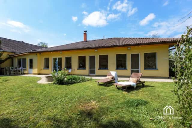 Prodej bungalovu 5+kk se soukromou zahradou, garáží a kanceláří, Sluhy u Prahy, Sluhy, okres Praha-východ