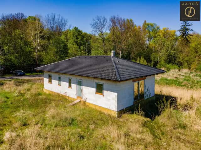 Rozestavěný rodinný dům na pozemku 8 827 m2, Dobříčany, Liběšice