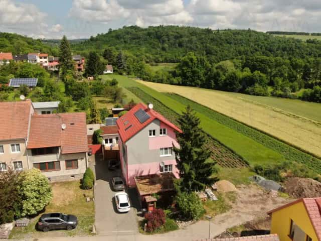 Unikátní dům na bydlení nebo podnikání s bazénem, vybaven moderními technologiemi, pozemek 792 m2 ., Podolí, okres Brno-venkov