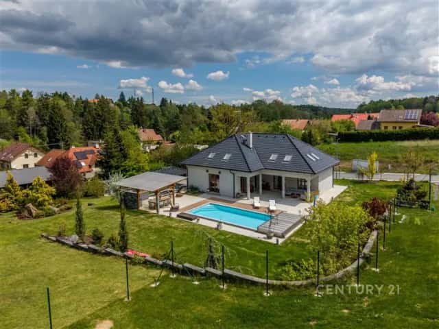Rodinný dům 323 m2, pozemek 1893 m2 U Koupaliště, Družec, U Koupaliště, Družec, okres Kladno