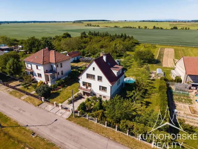 Prodej dvougeneračního domu v obci Puchlovice s pozemkem 5721 m2, Puchlovice, okres Hradec Králové