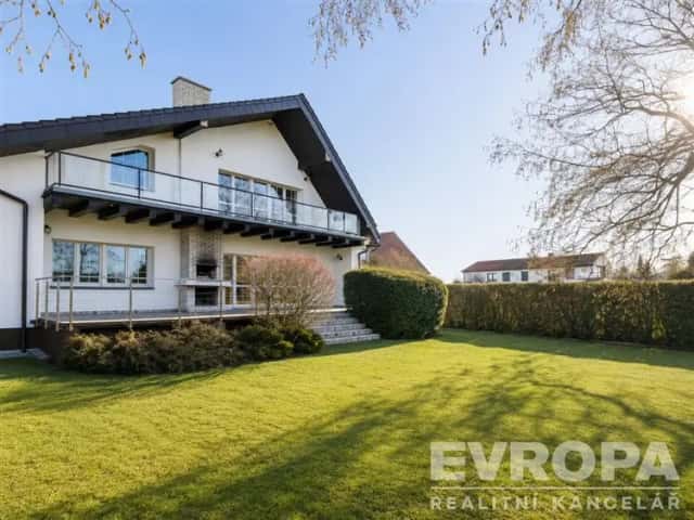 Pronájem reprezentativního rodinného domu 6–7+1 se zahradou 708 m2 v rezidenčním areálu v Průhonicích, Sadová, Průhonice, okres Praha-západ