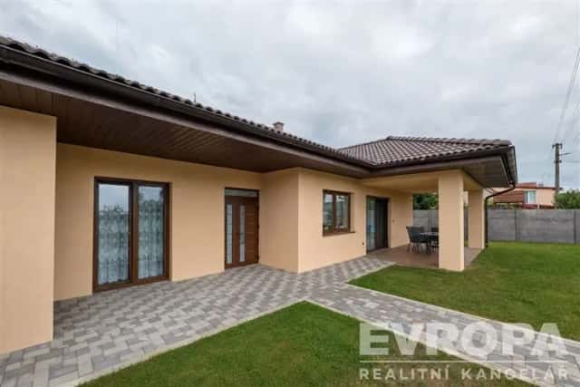 Nabízíme k prodeji moderní bungalov rodinného domu v klidné obci Sopřeč, Sopřeč, okres Pardubice