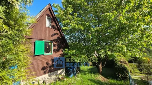 Prodej chatky s krásnou zahrádkou (oplocenou), s parkovacím místem v žádané lokalitě Trutnov – Kryblice, Trutnov