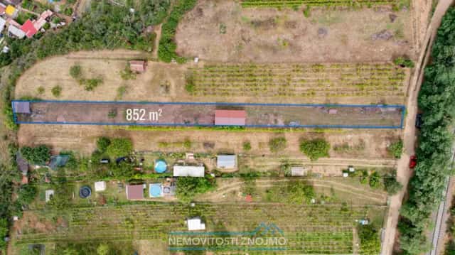 Zahrada 852 m2 s dřevostavbou 2+kk, vrtem a elektřinou v Dobšicích u Znojma, Dobšice, okres Znojmo