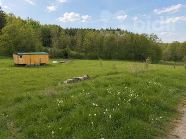 Travnatý pozemek s vodním korytem Českém Ráji, Mladějov, okres Jičín