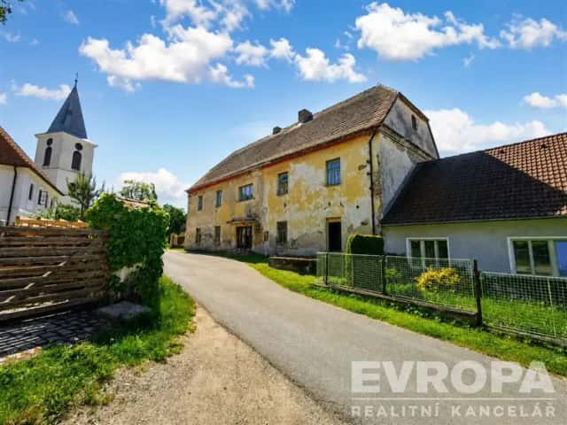 Prodej bývalé školy s tělocvičnou, 631 m2, pozemek 856 m2, Černívsko, Uzeničky, okres Strakonice