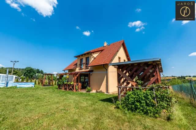 Prodej rodinného domu 4+1 s terasou a bazénem, obec Heřmaničky, Heřmaničky, okres Benešov